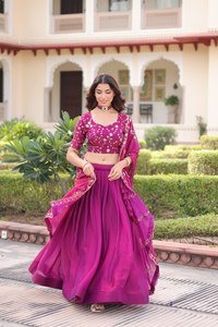 Ensemble de lehenga de mariée en soie rose Rani avec broderie multithread et sequins, et dupatta en dentelle, prêt-à-porter de créateur entièrement cousu - Product Image 4