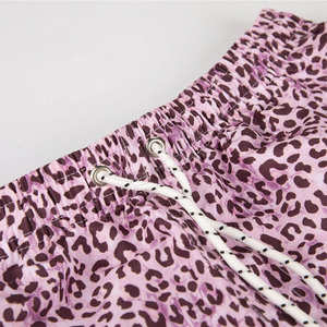 Shorts de plage légers personnalisés avec doublure en maille, imprimés par sublimation léopard, pour le quotidien, la course et la natation - Product Image 3