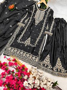 Nuevo par Kurti de tela de seda Chinon para fiesta atractivo bordado de colores tiene un ajuste regular para el cliente - Product Image 6