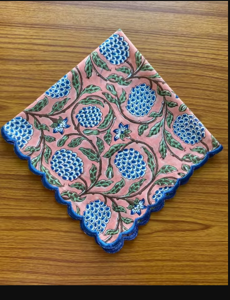 Rose poussiéreuse avec broderie bleue