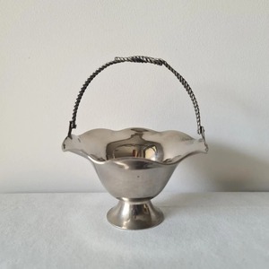 Bol de service en argent de designer avec poignée, parfait pour la décoration de table et l'affichage en pièce maîtresse, fabriqué à la main en Inde - Product Image 1