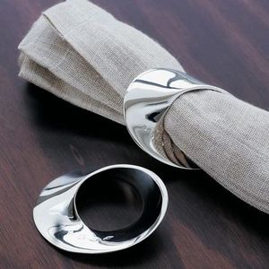 Anneau de serviette en métal artisanal traditionnel et écologique, avec détails en forme de feuille en relief, parfait pour une table de mariage classique - Product Image 1