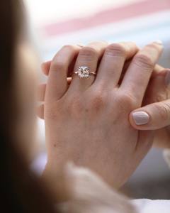 Anillo de compromiso solitario moissanita con corte de cojín de 8mm | Anillo de compromiso de plata y oro blanco | Joyería fina personalizada OEM al por mayor - Product Image 3