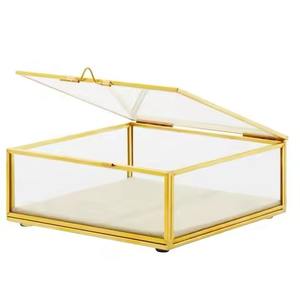 Vitrine de présentation de rangement grande taille en verre clair avec cadre en métal noir finition artisanale - Product Image 6