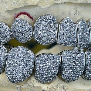 Vente en gros de diamants de laboratoire en or blanc 14kt Grillz tendance élégante dernière collection de bijoux fins avec une clarté vvs améliorée - Product Image 1