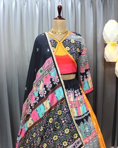 Nueva colección exclusiva de ropa de Festival Navratri con estampado Lehenga Choli en seda de mantequilla pesada - Product Image 6