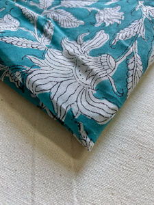 ผ้าฝ้ายพิมพ์ลายด้วยมือ ลายดอกไม้และใบไม้ขนาดใหญ่บนพื้นสีฟ้าอมเขียว - Product Image 4