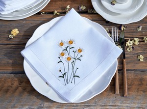 Serviette à thé à ourlet blanc Fine Table à manger lin brodé à la main monogramme serviettes de table en lin pour les mariages - Product Image 6