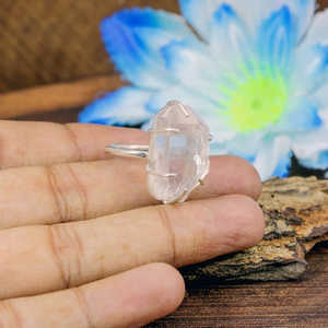 Anillo fino de platino certificado IGI para hombre con diseño de conjunto de puntas delicadas de ópalo de cuarzo de cristal de corte suave - Product Image 6