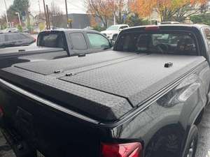 Nouveau modèle 2023 pour Tacoma SR, intérieur foncé manuel avec caméra de recul et porte-bagages de toit métallique à vendre - Product Image 3