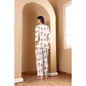 Conjunto de Pijama Casual Serene Stripes para Mujer, Manga Larga, Cuello en V, con Lazo, Tejido Suave, Cintura Elástica con Cordón Ajustable, Personalizable ODM, Diseño 3D de Animales - Product Image 3