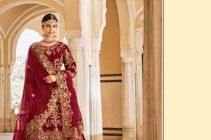 Venta caliente Lujoso Terciopelo pesado Lehenga Choli con bordado intrincado para ocasiones nupciales y festivas disponibles para la venta - Product Image 4