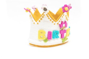 Corona de Cumpleaños de Fieltro Hecha a Mano del Himalaya - Elegante Accesorio para Fiestas, Empaque Personalizado, Tamaño y Color Personalizables para Abril - Product Image 5