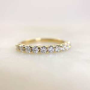 Anillo DE BODA minimalista de diamante de moissanita de corte redondo de 2mm | Media eternidad de Punta compartida | Plata 925 o chapado en oro de 18 quilates - Product Image 1