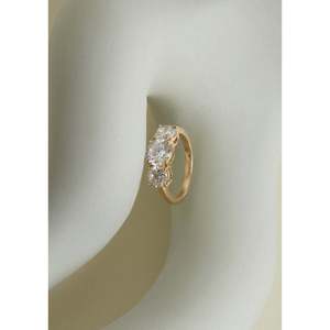 Anillo Geométrico de Oro de 10k Hecho a Mano por Vasquez con Diamantes y Granates, con Baño de Rodio, Certificado GRS, para Compromiso - Product Image 3