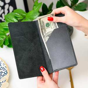 Portapapeles de cuero de lujo con solapa de seguridad, logotipo personalizado en relieve y RFID opcional para uso en restaurantes - Product Image 1