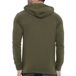 เสื้อฮู้ดดี้ผู้ชายแบบสั่งทำ OEM สีเขียว แขนแร็กแลน ลายพรางด้านข้าง ผ้าฟลีซน้ำหนักเบา ผลิตจากโรงงาน ขายส่ง MOQ ต่ำ จำนวนมาก - Product Image 2