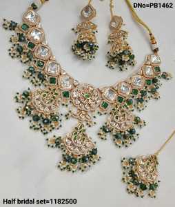 Collier ras du cou indien fantaisie traditionnel et à la mode couleur or Kundan perle boucles d'oreilles ensemble avec Mangtikka pour femmes et filles - Product Image 1