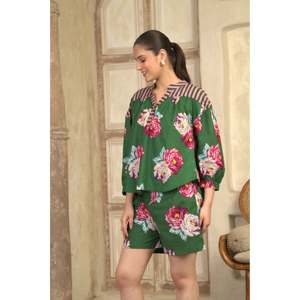 Lady's Boho Rose Garden Two-Piece Linen Shorts Set Above Knee Length Trendy Outfits with Shorts - Product Image 4