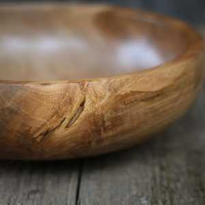 Bol rond en bois fait à la main fabriqué à partir de bois naturel, parfait pour servir des collations à salade ou un décor rustique écologique. - Product Image 6