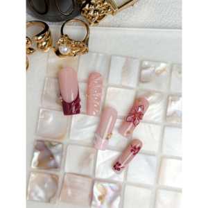 Ensemble de maquillage et de soins pour les ongles Ros Embrace avec une teinte rose élégante pour la routine de beauté quotidienne des femmes - Product Image 1