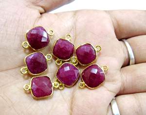Coloré Rubis Coussin Forme Carré 10mm Briolette Connecteurs Double Boucle Lunette Fabrication de Bijoux Connecteurs Charmes - Product Image 1