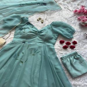 VASTRA COTTAGE Ensemble Anarkali Designer en Georgette avec jupe évasée longue, pantalon en Buttersilk entièrement cousu et dupatta assorti - Product Image 2