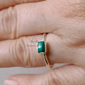 Bague en argent sterling 925 avec malachite, faite à la main, délicate, bijou de promesse avec pierre précieuse naturelle verte en forme de coussin, mode raffinée - Product Image 1