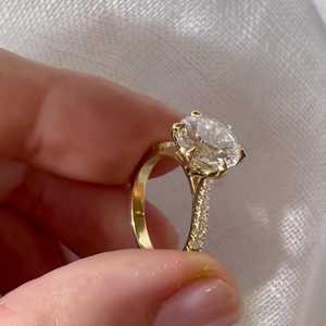 Anillo de Compromiso con Diamante Redondo Cultivado en Laboratorio de 2.20 Quilates, Estilo Catedral Pavé con Certificación IGI - Product Image 2