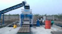 Machine de fabrication de blocs de béton creux semi-automatique hydraulique à commande PLC, entraînée par moteur, capacité de la trémie de 700 dm3, 32 KW