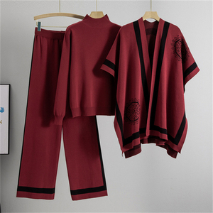 ชุดถักไหมพรมมุสลิมสามชิ้นสำหรับผู้หญิงผ้าคลุมไหล่ผืนยาวคอตั้งพิมพ์ลายดิจิตอลลายทางหรูหราแฟชั่นฤดูหนาว - Product Image 2