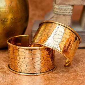 Bracelet manchette élégant en laiton massif, bijou tendance, accessoire de mode 100% laiton pour homme et femme, cadeau vintage étoile - Product Image 1