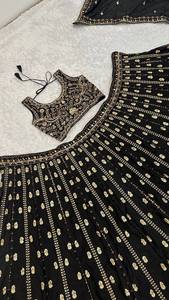 Lehenga Choli de Seda Tabby Negra con Bordado en Relieve, Largo hasta el Suelo, Corte Regular, con Dupatta de Red, Diseño de Diseñador para Boda, Compromiso, Diwali - Product Image 4