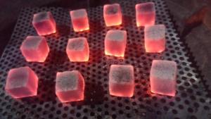 Estos bloques cúbicos hechos de carbón de cáscara de coco, originarios de Indonesia, son excelentes para hacer cosas - Product Image 2