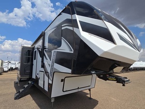 Prêt à être expédié : Caravane de voyage moderne d'occasion 2021 Dutchmens Voltage 3615 avec capacité pour 8 personnes et suspension indépendante - Product Image 5