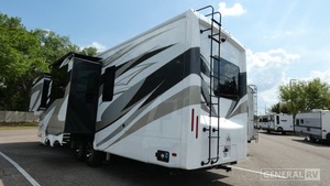 NEATLY USED 2024 Cross Roads RED WOODs 4001 LK Fifth Wheel à vendre pour le camping et les voyages - Product Image 4