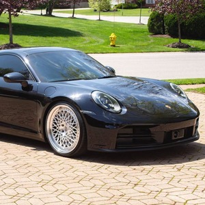 รถหรู 2025 911 Carrera Coupe เครื่องยนต์ 3.0 ลิตร เทอร์โบชาร์จ แฟลต-6 พร้อมแพ็คเกจพรีเมียมและสปอร์ตโครโน - Product Image 1