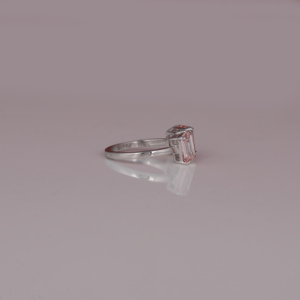 Anillo de Compromiso con Engaste de Bisel en Oro Blanco de 18 Quilates, Diseño Personalizado, Corte Esmeralda Asscher, Diamante Rosa Cultivado en Laboratorio, Certificado IGI 2.5-3.0 - Product Image 5