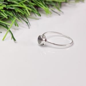 Anillo Clásico Ligero de Plata con Piedra Lunar Facetada para Bodas, Fiestas o Aniversarios - Product Image 4