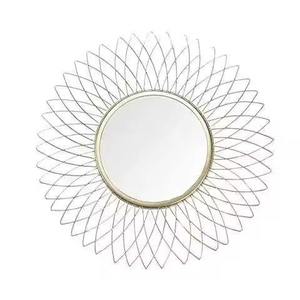 Miroir mural moderne de qualité supérieure avec feuille dorée, cadre en métal de haute qualité, miroir décoratif pour salon et intérieurs de luxe - Product Image 4