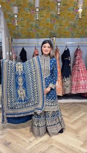 Vêtements de créateur, haut imprimé exclusif et sharara avec dupatta assorti, vêtements de mariage indiens et pakistanais les plus vendus pour femmes - Product Image 5
