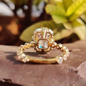 Anillo de compromiso y boda de moissanita de corte esmeralda de Plata de Ley 925 Vintage antiguo 5.00CT para ocasión de fiesta de mujer - Product Image 5