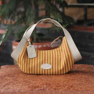 Elégant sac à bandoulière en cuir rayé fait main Best Seller avec accent traditionnel Elégant et intemporel Sac tendance pour femme - Product Image 2