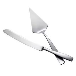 Elegante Cuchara para Servir Pastel con Mango Plateado - Product Image 3