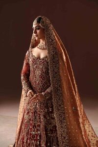 MAGNIFIQUE ROBE DE MARIÉE LONGUE KURTA,TRAIL LEHENGA & DUPATTA AVEC PERLES DE VERRE EN CRISTAL EMBELLIES, TRAVAIL DABKA POUR MARIAGE = 2025 - Product Image 2