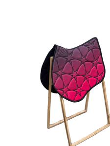 แผ่นรองอานม้าแบบพิเศษ เนื้อผ้าซาตินพิมพ์ลายได้ตามต้องการ นุ่มพิเศษ ระบายอากาศได้ดี สวมใส่สบาย เหมาะสำหรับการขี่ม้าแบบเดรสสาจและกระโดดข้ามเครื่องกีดขวาง - Product Image 2