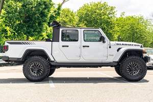 Véhicule Utilitaire Tout-Terrain 4x4 Berline de Taille Moyenne d'Occasion 2024/2025, Cabine Double, Moteur Turbo, Transmission Automatique, Sièges en Cuir, Premium - Product Image 2