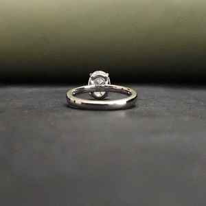 Impresionante Anillo de Moissanita de Lujo con Corte Ovalado y Piedras Creadas en Laboratorio para Regalo de San Valentín en Acero Inoxidable - Product Image 5