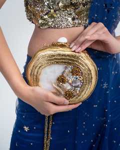 Pochette de soirée contemporaine de luxe métallique pour femme avec une chaîne élégante et un design raffiné - Product Image 2