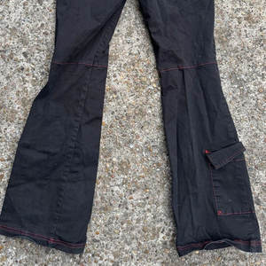 กางเกงคาร์โก้ทรงบาน สายรัดเอว ตัดเย็บด้วยด้ายสีดำและแดง สำหรับผู้หญิง สไตล์โกธิค พังก์ ขายดี - Product Image 5